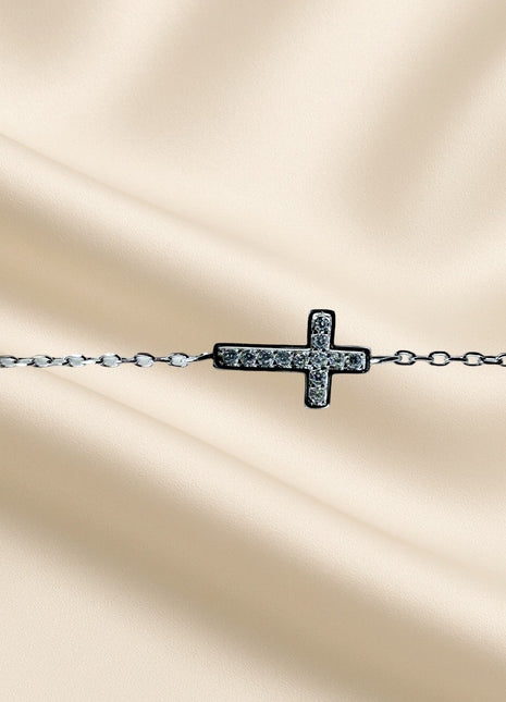 Elegant silver bracelet with a subtle cross