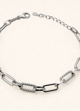 Srebrna narukvica s karikama i cirkonima