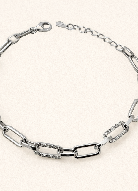 Srebrna narukvica s karikama i cirkonima