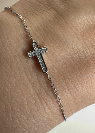Elegant silver bracelet with a subtle cross