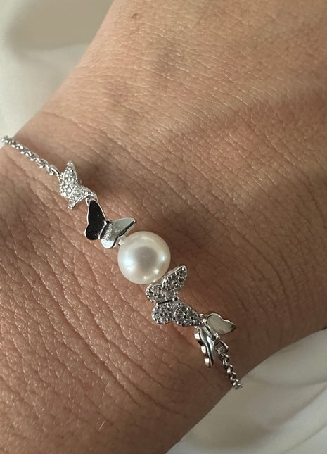 Armband mit Schmetterlingen und Perlen