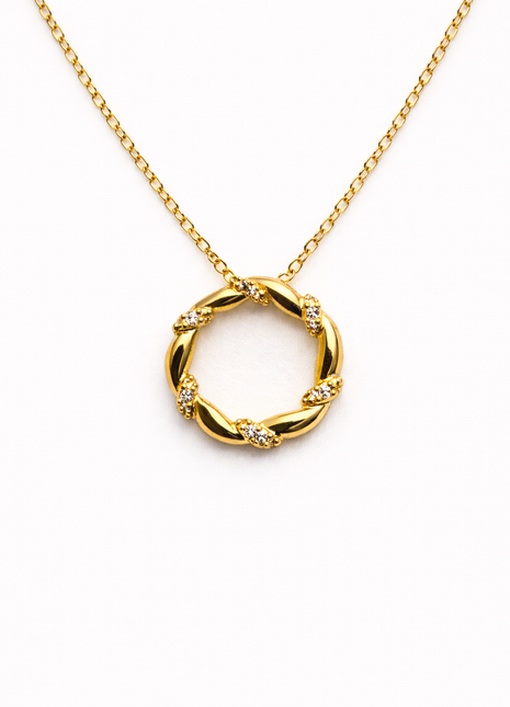 Goldene Halskette mit Diamanten in einem geflochtenen Kreis