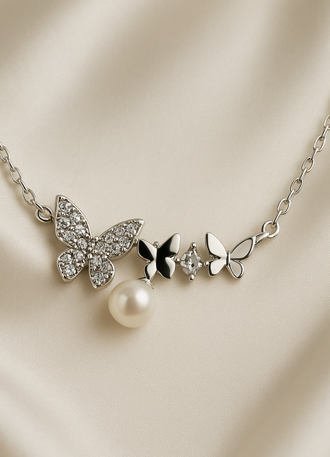 Halskette mit Schmetterlingsmotiv und Perle – Silber mit Zirkonen