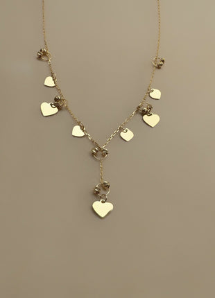 Zlatna ogrlica s privjescima u obliku srca