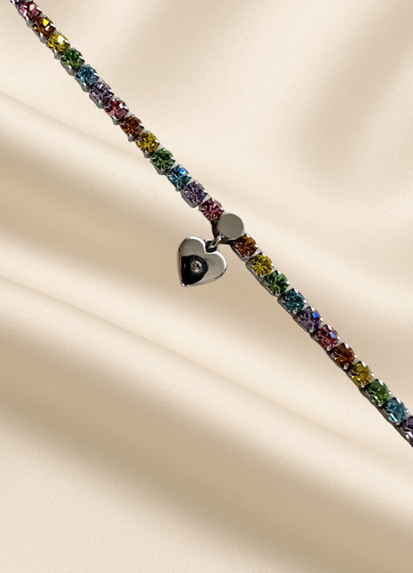 Armband mit regenbogenfarbenen Zirkonen und einem Herzanhänger