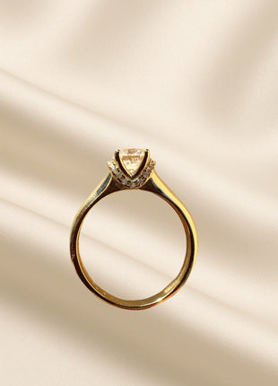 Goldring mit zentralem Zirkon