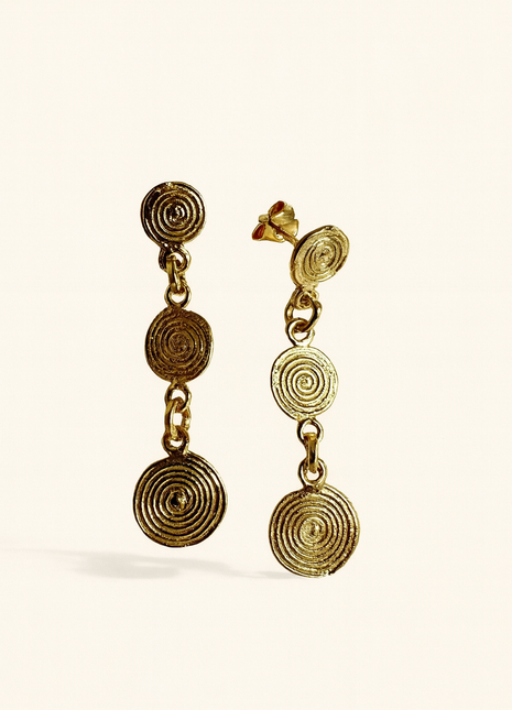 Srebrne viseće naušnice sa pozlatom i spiralnim motivom
